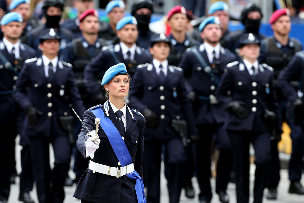 Tatouages dans la police : la réglementation italienne désavantage les femmes