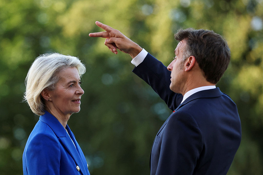 La France opte pour des restrictions moins strictes sur les réseaux sociaux pour les ados