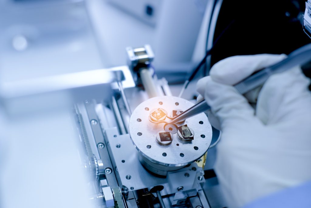 Scientist,Is,Preparation,Of,Nanomaterials,For,Scanning,Electron,Microscope,(sem)