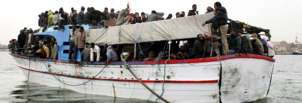 Auf völlig überfüllten Booten versuchen jährlich tausende Flüchtlinge die Überfahrt von Nordafrika nach Italien. Viele kommen dabei zu Tode. Foto: dpa.