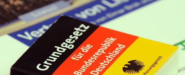 Das Grundgesetz sollte über dem EU-Recht liegen, fordert die CSU. Foto: dpa