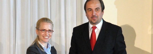 Ein weißer Fleck in Europa weniger: Die Außenminister von Vaduz und Prag, Aurelia Frick und Jan Kohout, bei der Unterzeichnung (Foto: Presse- und Informationsamt, Vaduz)