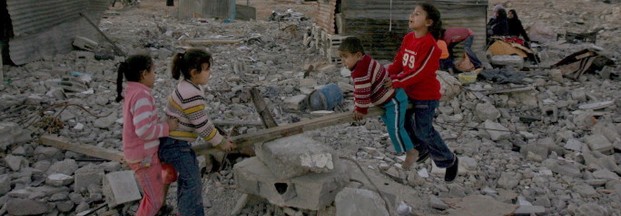 Kinder spielen im zerstörten Gazastreifen. Der palästinensische Arzt Izzeldin Abuelaish bemüht sich um Aussöhnung zwischen Israelis und Palästinensern und ist einer der drei Finalisten für den Sacharow-Preis 2009. Foto: dpa
