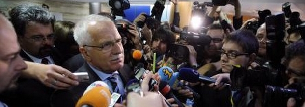 Vaclav Klaus steht ganz gern im Mittelpunkt (Foto: dpa)