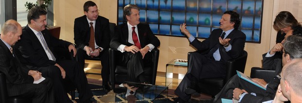 Der ukrainische Präsident Juschtschenko (4.v.l.) am 15. Oktober im Gespräch mit Kommissionspräsident Barroso (4.v.r.). Ein Abkommen EU-Ukraine wird es in diesem Jahr wohl dennoch nicht geben. Foto: EC