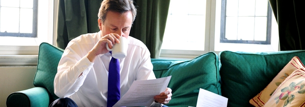 Künftig könnte sich Tory-Chef David Cameron beim Lesen von EU-Vorschlägen fragen: Geht das ohne Referendum? Foto: dpa.