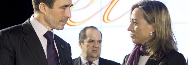 Nato-Generalsekretär Anders Fogh Rasmussen diskutiert beim EU-Ministertreffen am 25. Februar mit der spanischen Verteidigungsministerin Carme Chacón, wie die Blockade zwischen beiden Institutionen aufgehoben werden könnte. Foto: dpa