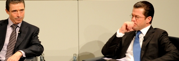 Iran misstraut der Verteidigungsminister, und mit Außenminister Westerwelle ist Karl-Theodor zu Guttenberg (re., hier im Gespräch mit NATO-Generalsekretär Rasmussen) auch nicht ganz einer Meinung (Foto: dpa)