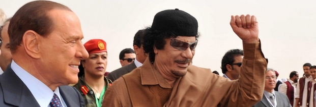 Gute Freunde: Italiens Ministerpräsident Silvio Berlusconi beim Gipfel der Arabischen Liga mit Libyens Revolutionsführer Muammar Al-Gaddafi. Foto: dpa