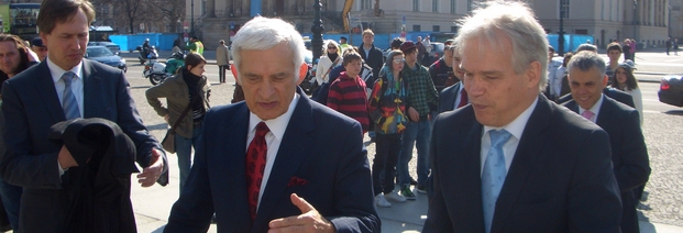 EU-Parlamentspräsident Jerzy Buzek (m.) mit dem Europarechtler Ingolf Pernice (r.) und Frank Piplat vom deutschen Büro des EU-Parlaments auf dem Weg in die Humboldt-Universität in Berlin. Foto: Michael Kaczmarek