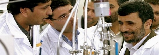 Irans Präsident Ahmadinedschad (re.) inspiziert die Urananreicherungsanlage in Natans, nachdem er die Existenz einer zweiten Atomfabrik bekannt gegeben hat (Foto: dpa)