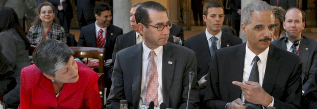 Zweiter Versuch: Die US-Heimatschutzministerin Janet Napolitano (l.) verhandelt in Madrid erstmals wieder mit der EU über ein neues Swift-Abkommen. Beim Ministertreffen EU-USA sind auch dabei der US-Justizminister Eric Holder (r.) und der US-Botschafter i
