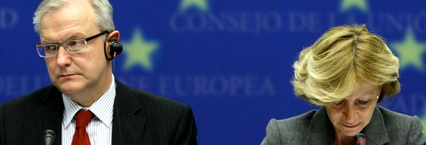 EU-Währungskommissar Olli Rehn und die spanische Finanzministerin Elena Salgado  bei der Vorstellung des Euro-Rettungspakets. Legal ist der Plan bislang nicht, so die Analyse des Centrums für Europäische Politik. Foto: dpa.