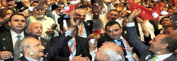 Kemal K?l?çdaro?lu (2. von links) begrüßt seine Anhänger in Ankara am 22. Mai 2010. Seine Wahl zum Oppositionsführer sorgt für Aufregung in der türkischen Politik. Foto: dpa