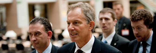 Der frühere britische Regierungschef Tony Blair (M), Sondergesandter des Nahost-Quartetts, erwartet „in den nächsten Tagen“ eine Grundsatzentscheidung über eine Lockerung der israelischen Blockade des Gazastreifens. Foto: dpa
