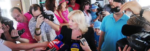 Iveta Radicova (M) von der christlich-liberalen Partei SDKU hat gute Aussichten, als erste Frau in der Geschichte der Slowakei an die Spitze der Regierung aufzusteigen. Foto: dpa