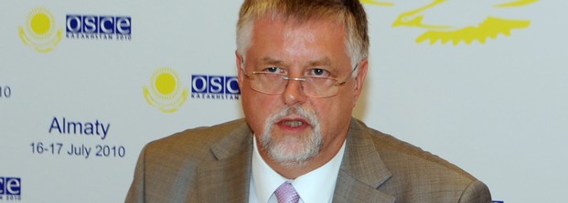 Botschafter Herbert Salber, Chef des OSZE-Krisenpräventionszentrums, auf einer Pressekonferenz des informellen Außenministertreffens in Almaty, Kasachstan (Foto: Kazakh MFA/Ilyas Omarov)