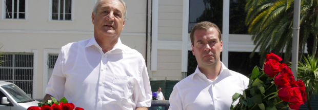 Bei einem Treffen mit Abchasiens Republikchef Sergej Bagapsch (L) hat Russlands Präsident Dmitri Medwedew erklärt, dass ohne die russische Anerkennung der Unabhängigkeit Abchasiens und Südossetiens „ein längerer blutiger Konflikt“ in der Region ausgebroch