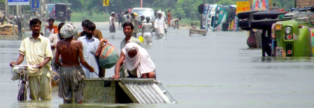 Die Menschen in Pakistan fliehen vor den Wassermassen. Frankreich fordert nun eine „echte EU-Eingreiftruppe“ für solche Krisenfälle. Foto: dpa