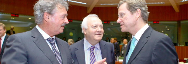Luxemburgs Außenminister Jean Asselborn (L) glaubt, dass beim deutsch-französischen Kompromiss zum EU-Stabilitätspakt „nur die nationalen Interessen dieser zwei Länder zählen“. Foto: dpa