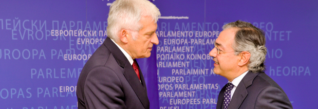 Vítor Caldeira (R), Präsident des Europäischen Rechnungshofs, überreicht EU-Parlamentspräsident Jerzy Buzek den Bericht über das Haushaltsjahr 2009. Foto: Europäischer Rechnungshof