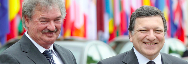 Jean Asselborn (L, im Bild mit EU-Kommissionspräsident José Manuel Barroso) nennt den libyschen Staatschef Muammar Gaddafi einen „verstörten, kranken und sehr gefährlichen Mann“, der zum Bürgerkrieg in seinem Land aufgerufen habe. Foto: EC