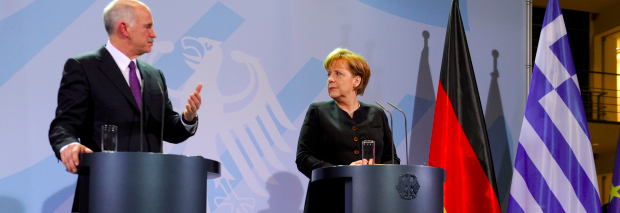 Bundeskanzlerin Angela Merkel (CDU) und der griechische Ministerpräsident Giorgos Papandreou erläutern nach einem Treffen im Bundeskanzleramt die Ergebnisse ihrer Gespräche. Foto: dpa