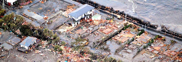 Erst das Erdbeben, dann die Flutwelle – Japan erleidet am 11. März 2011 verheerende Zerstörungen durch einen Tsunami. Foto: dpa