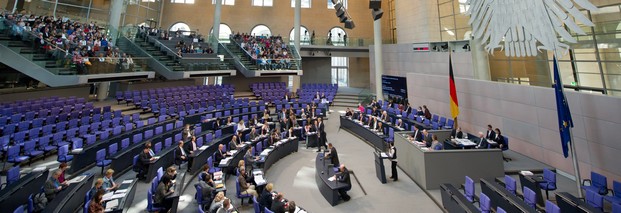 Nichtregierungsorganisationen laufen Sturm gegen Pläne, wonach Bundestagsabgeordnete ihre Einnahmen aus Nebentätigkeiten künftig erst ab einer Summe von 10.000 Euro veröffentlichen müssen. Foto: dpa.