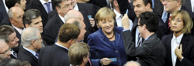 Bundeskanzlerin Angela Merkel nimmt nach ihrer Regierungserklärung zum Europäischen Rat und zum Euro-Gipfel im Bundestag an der Abstimmung über eine Stärkung des Euro-Rettungsschirms EFSF teil. Foto: dpa