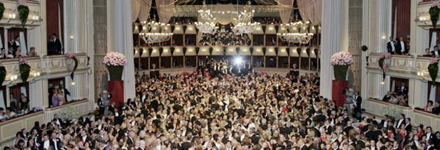 Noch vergeht den Österreichern nicht das Feiern. Opernball in Wien. Foto: dpa