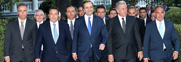 Antonis Samaras (m.) und seine frisch vereidigte Regierungsmannschaft: Diese Männer werden Griechenlands Wirtschaft, Glaubwürdigkeit und Image wieder aufbauen, hofft die Analystin Anna Visvizi. Foto: dpa