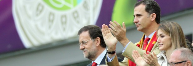 Spaniens Ministerpräsident Mariano Rajoy (L) versucht trotz herber Schuldenkrise Normalität auszustrahlen. Er feierte in Gdansk (Polen) gemeinsam mit dem Kronprinzenpaar Felipe und Letizia das EM-Spiel Spanien gegen Italien. Foto: dpa