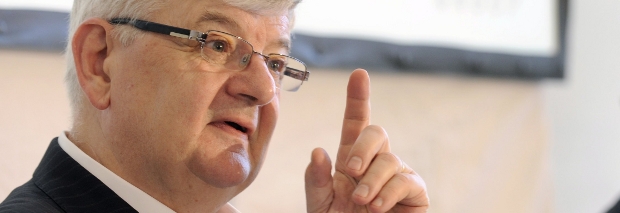 „Europa löscht lieber weiter mit Kerosin statt mit Wasser“, poltert Joschka Fischer in Richtung Bundeskanzlerin. Foto: dpa