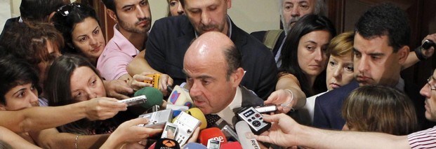 Spaniens Wirtschaftsminister Luis de Guindos muss erklären, welche Auflagen das Land als Gegenleistung für die Finanzhilfe der Euro-Partner in Höhe von 100 Milliarden Euro umsetzen muss. Foto: dpa
