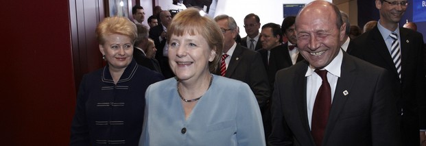 Einige EU-Chefs folgen der Bundeskanzlerin Angela Merkel gern: Deutschlands Führungsrolle wird in der Euro-Krise geschätzt, seine Strenge gegenüber Schuldnern missbilligt. Foto: Rat