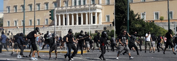 Tausende Demonstranten sind in Athen zum Parlament marschiert, um gegen die Sparpolitik der Regierung zu protestieren. Foto: dpa