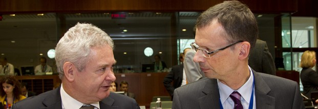 Der zyprische Botschafter Andreas D. Mavroyiannis (l.) im Gespräch mit Uwe Corsepius, Generalsekretär des Rates der Europäischen Union. Noch ist ein Konsens der Mitgliedsstaaten zum EU-Budget ab 2014 nicht in Sicht. Foto: Rat der EU