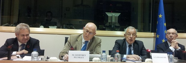 Im Gespräch zum EU-Budget 2014 bis 2020: Zyperns Ratsvertreter Andreas D. Mavroyiannis, Pressereferent Geoffrey Plumley, Parlamentsvertreter Alain Lamassoure und EU-Haushaltskommissar Janusz Lewandowski (v.l.n.r.). Foto: Michael Kaczmarek