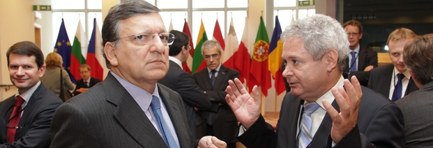 Botschafter Andreas D. Mavroyianni (r.), zyprischer Minister für europäische Angelegenheiten, musste dem Kommissionspräsidenten José Manuel Barroso und den Europaabgeordneten erklären, weshalb der Fehlbetrag im EU-Budget 2012 nicht vollständig ausgegliche