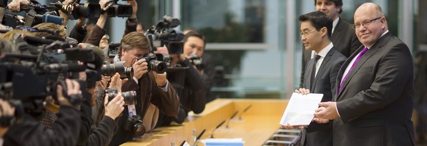 Die Bundesminister Philpp Rösler (l.) und Peter Altmaier stellten in Berlin den ersten Monitoring-Bericht „Energie der Zukunft“ vor. Umweltökonom Andreas Löschel (im Hintergrund), Vorsitzender einer unabhängigen Expertenkommission, kommentierte den Berich