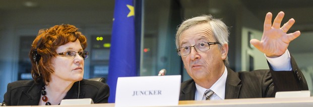 Der Luxemburger Ministerpräsident Jean-Claude Juncker verabschiedet sich mit Seitenhieben auf die deutsche Euro-Krisenpolitik von seinem Amt als Vorsitzender der Euro-Gruppe. Im Bild mit Sharon Bowles, Vorsitzende des EU-Wirtschaftsausschusses. Foto: EP