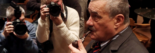 Der bisherige tschechische Außenminister Karl Schwarzenberg schlägt Alarm. Foto: dpa