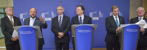 Deal: Die Verhandlungsführer des Parlaments (Alain Lamassoure, Martin Schulz), der Kommission (Janusz Lewandowski, José Manuel Barroso) und des Rats (Enda Kenny, Eamon Gilmore) verkünden den Kompromiss zum EU-Finanzrahmen 2014 bis 2020. Foto: EC