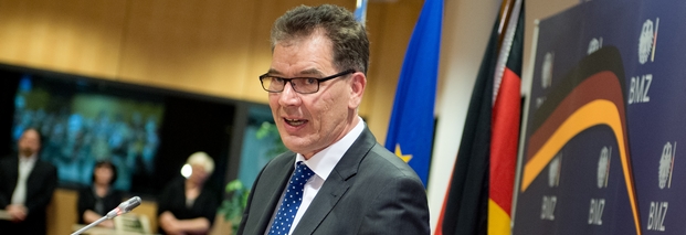 Der neue Entwicklungsminister Gerd Müller spricht bei der Amtsübernahme am 17. Dezember 2013 vor Mitarbeitern in Berlin. Foto: dpa