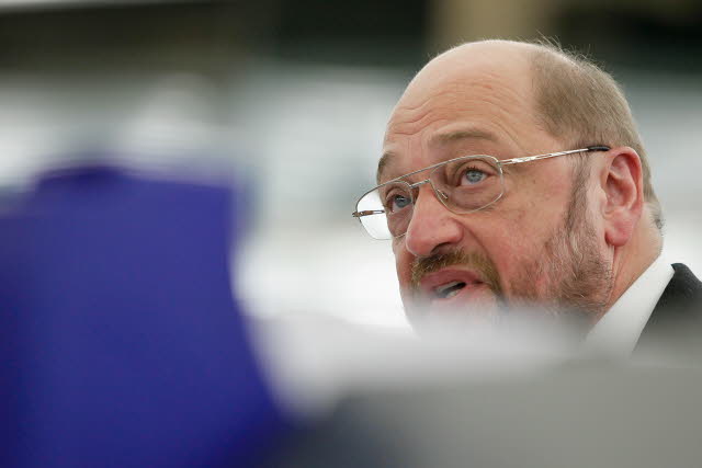 EU-Parlament zeigt Martin Schulz die "rote Karte"