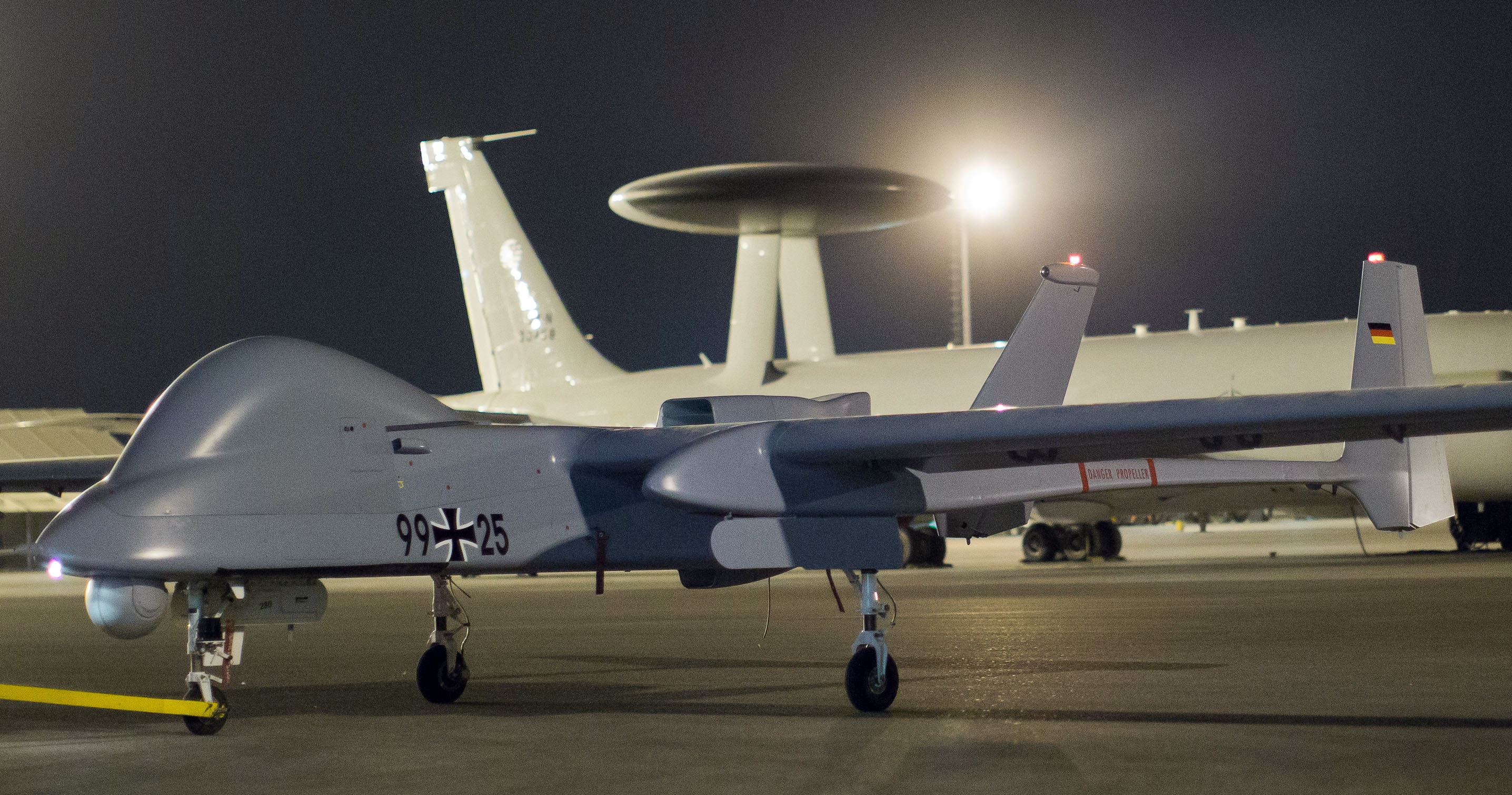 Eine Drohne vom Typ Heron wird im Feldlager der Bundeswehr in Masar-i-Scharif in Afghanistan nach ihrer Rückkehr von einem Aufklärungsflug in den Hangar gezogen. Foto: dpa