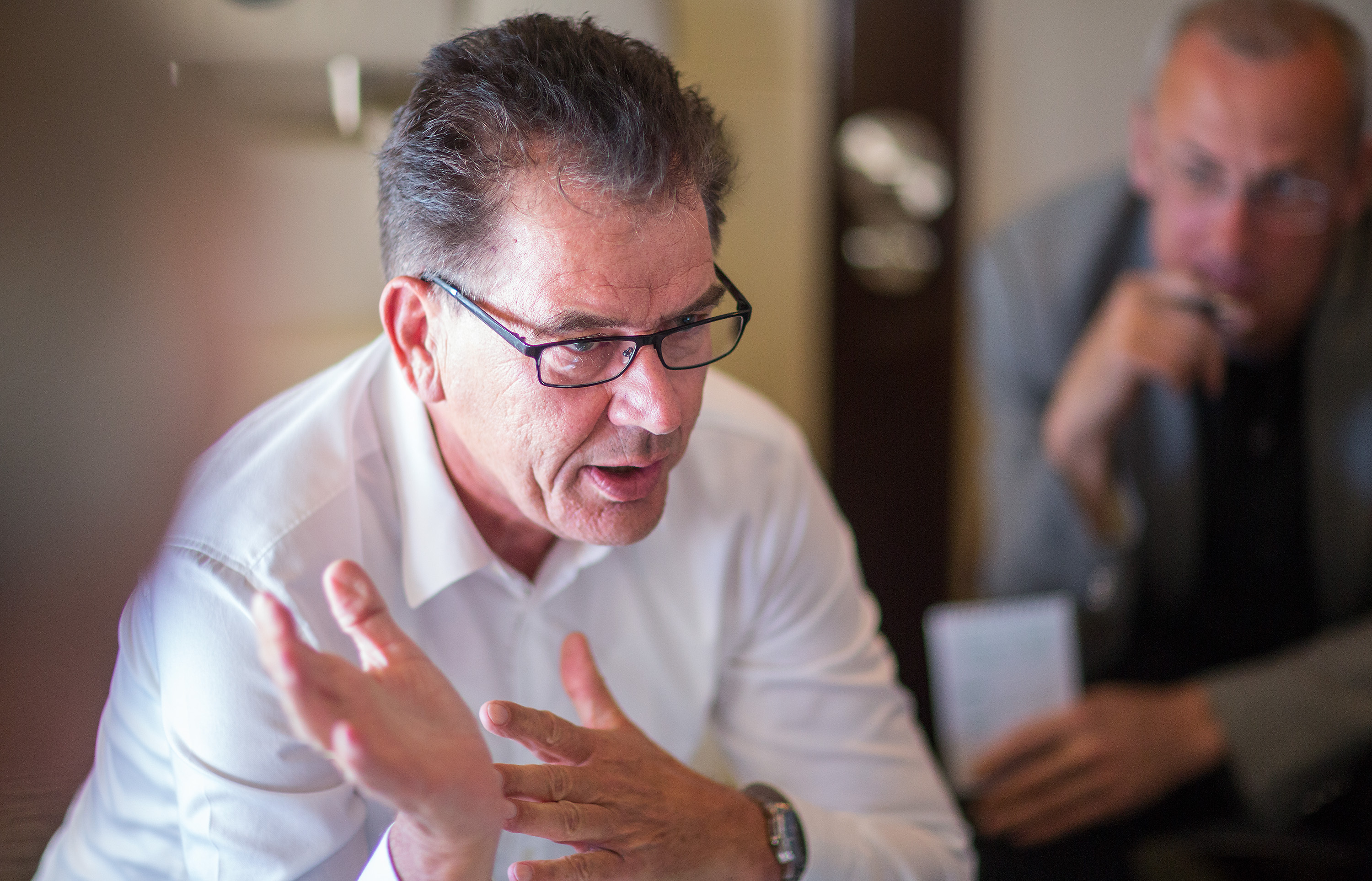 EU-Asylpolitik: Müller fordert "Sondermilliarde" und neuen Flüchtlingskommissar