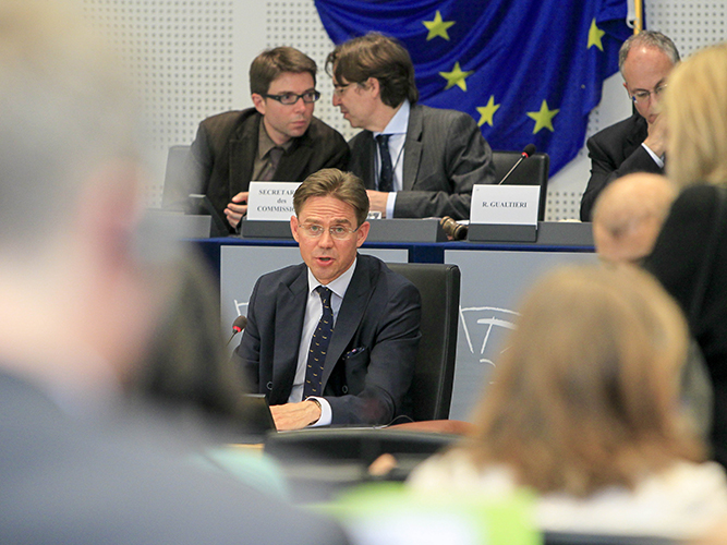 Kritik an Beamten-Gehältern: EU-Kommissare verdienen jeweils über 500.000 Euro in vier Monaten