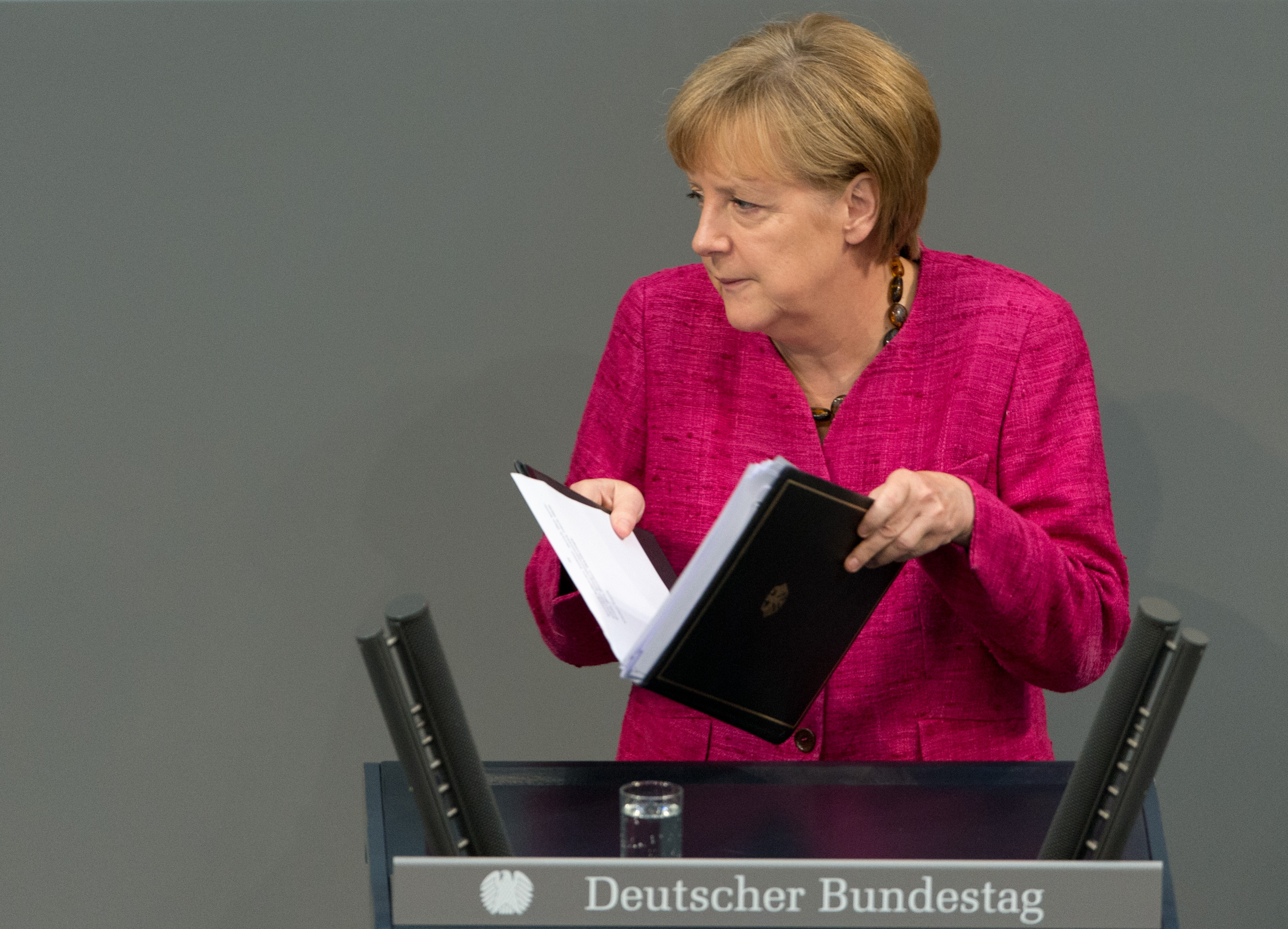 Merkel rechtfertigt Waffenlieferungen: "Können wir wirklich warten?" 